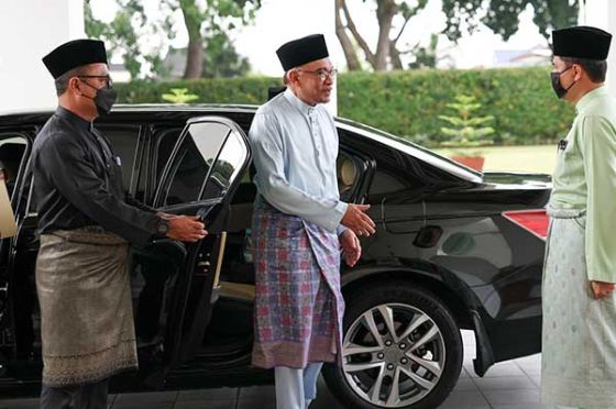 PM Anwar's official car turns out to be a Proton Perdana Limousine, not a black Camry