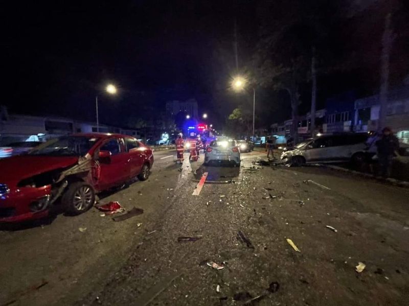 Another Singapore car causes trouble; Mercedes-AMG A45 crashes into 4 ...
