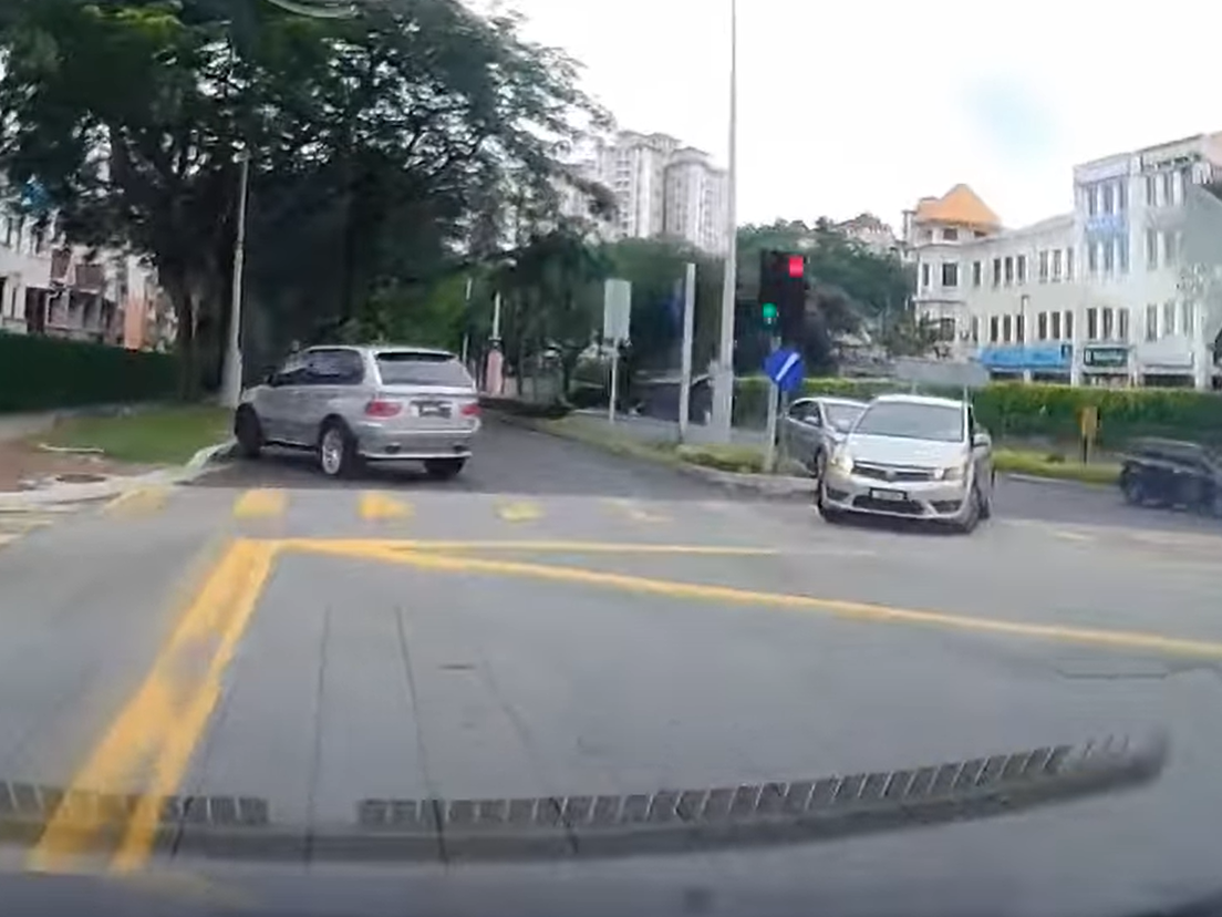 Video: Proton Preve dilihat 'escort' BMW X5 lagak macam polis, siap langgar lampu merah!