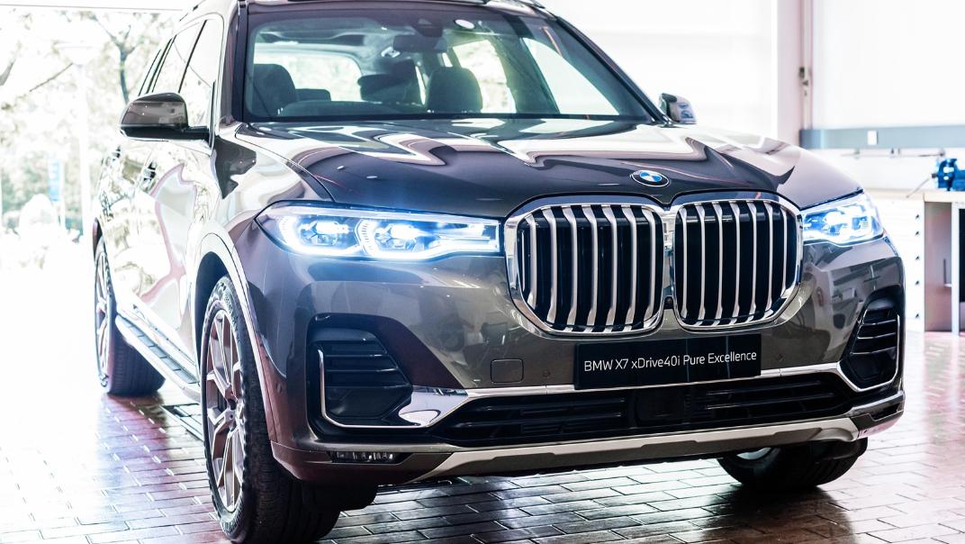 2021 BMW X7 xDrive40i Pure Excellence Exterior 002