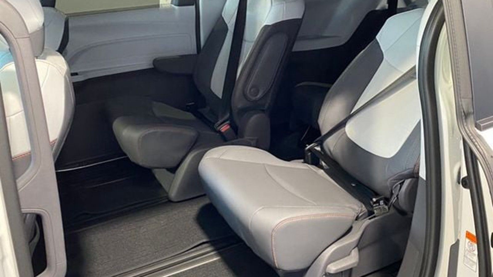 2023 Toyota Sienna 25th Anniversary Edition Hybrid 2.5L CVT FWD Interior 003