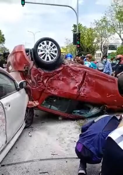 Suzuki Swift crashes into 3 vehicles, killing the driver and injuring 3