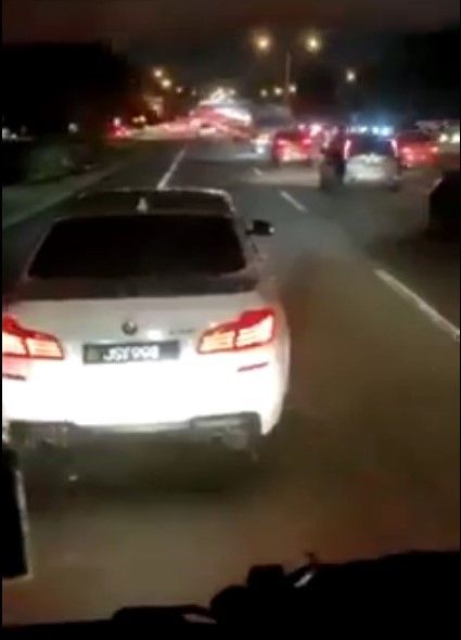 Video: BMW 5 Series buli lori di Lebuhraya Persekutuan, berani bawa 'slow' & brek mengejut