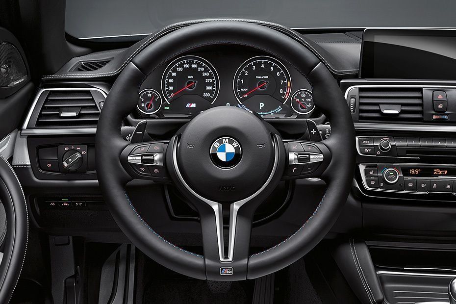 BMW M4 Coupe (2019) Interior 001