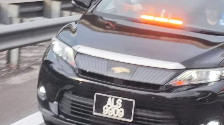 Red strobe lights are reserved for ambulance and fire trucks, what's this Toyota Harrier's excuse?
