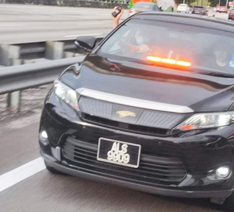 Red strobe lights are reserved for ambulance and fire trucks, what's this Toyota Harrier's excuse? 02