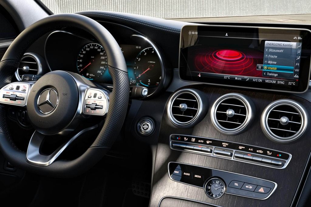 Mercedes-Benz C-Class Saloon (2018) Interior 002