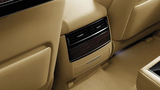 Lexus LX (2018) Interior 006