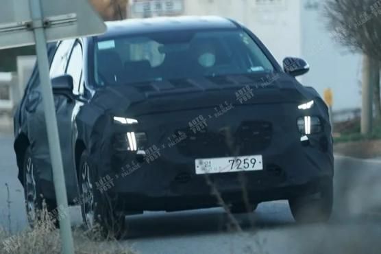 Spied: Check out those stylish lights on the Hyundai Santa Fe facelift