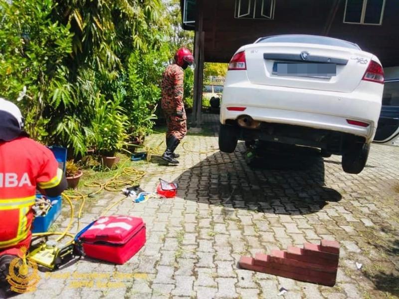 Proton Saga rempuh pagar rumah, hempap dan sepit wanita Indonesia hingga parah di KK 02