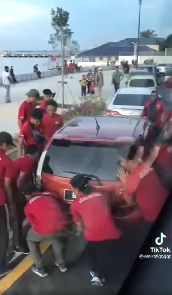 Video: Perodua Myvi diangkut ramai gara-gara parkir tengah jalan, 'King' terbukti macam raja 02