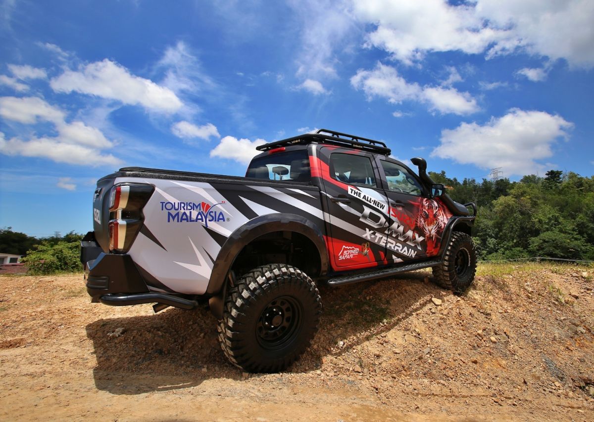 Off the runway and into the wilderness, Isuzu D-Max X-Terrain gets ready to take on Borneo Safari 03