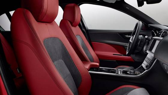 Jaguar XE (2017) Interior 015
