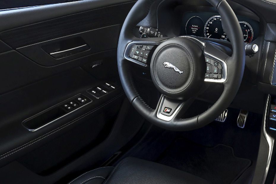 Jaguar XF (2017) Interior 001