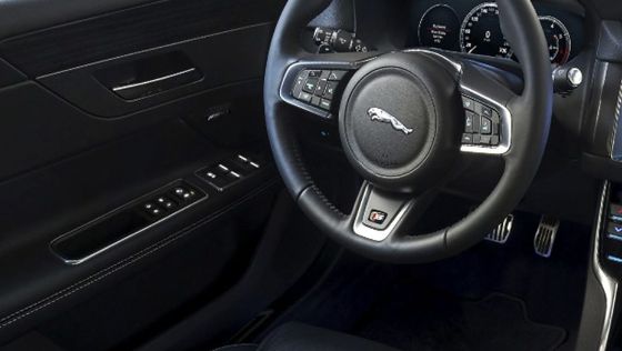 Jaguar XF (2017) Interior 001