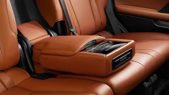 Lexus LX (2018) Interior 005