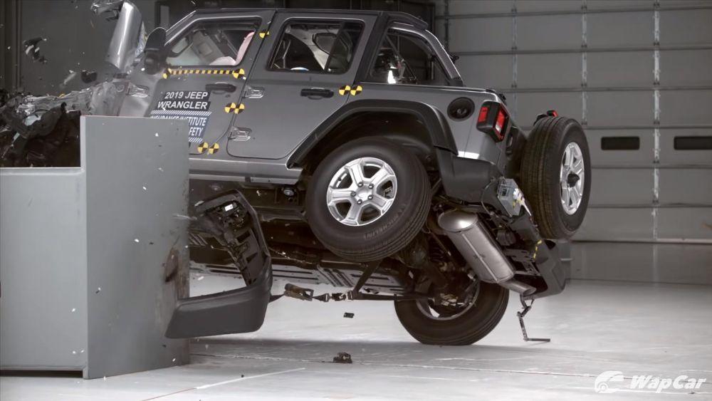 Video: Jeep Wrangler rolled over onto its side after hitting barrier in crash test 01