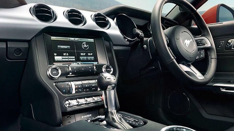 Ford Mustang (2018) Interior 001