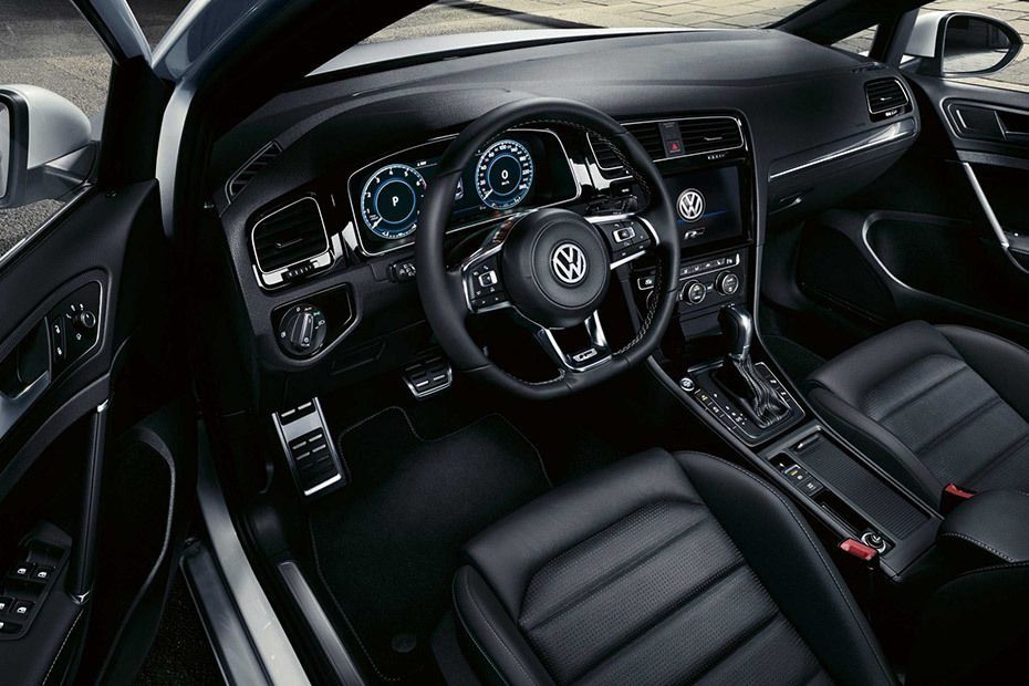 Volkswagen Golf (2018) Interior 001