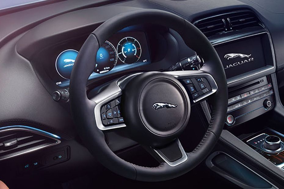 Jaguar F-Pace (2018) Interior 002