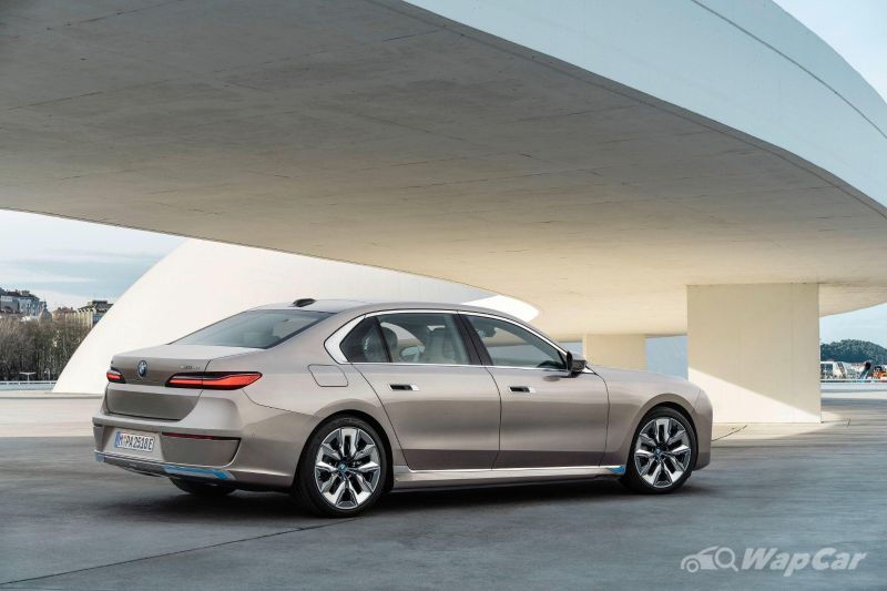 20 photos to help you decide if the 2023 (G70) BMW 7 Series is forward-looking or just ugly 02