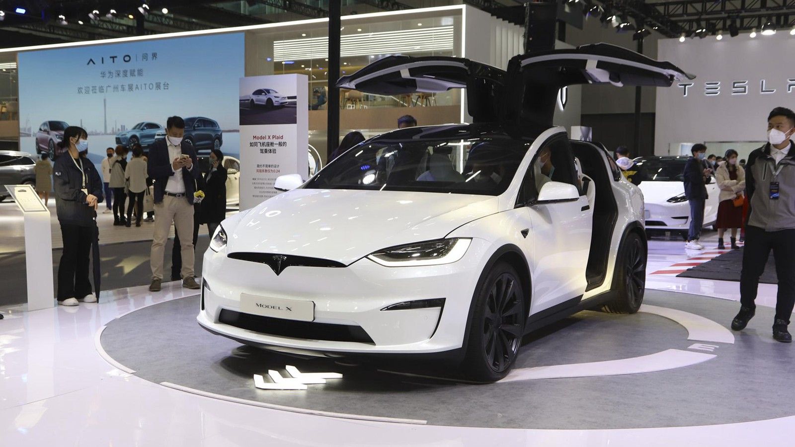 2022 Tesla Model X AWD Exterior 001