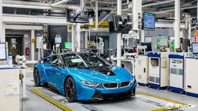 BMW commemorates the discontinuation of the BMW i8 with 18 custom-built units  02