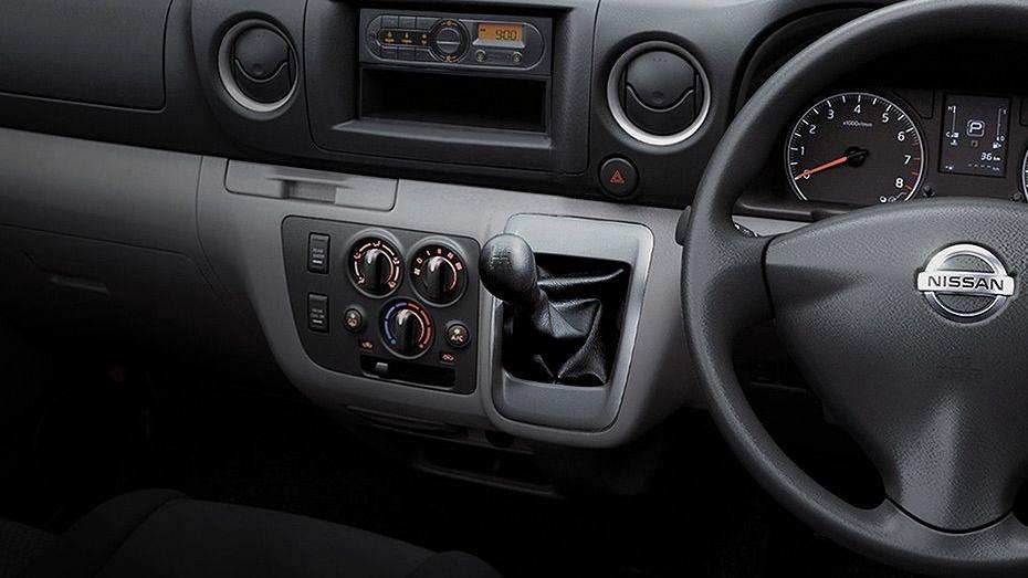 Nissan NV350 Urvan (2018) Interior 001