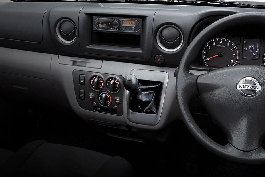 Nissan NV350 Urvan (2018) Interior 001