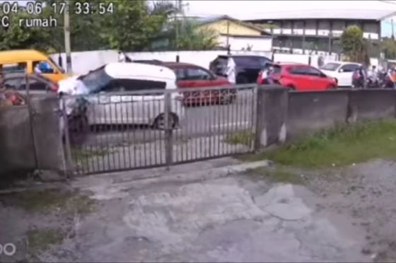 Video: Suzuki Swift hilang kawalan depan sekolah Selayang, rempuh Perodua Bezza & 3 motosikal