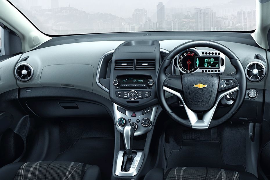 Chevrolet Sonic Sedan (2016) Interior 001