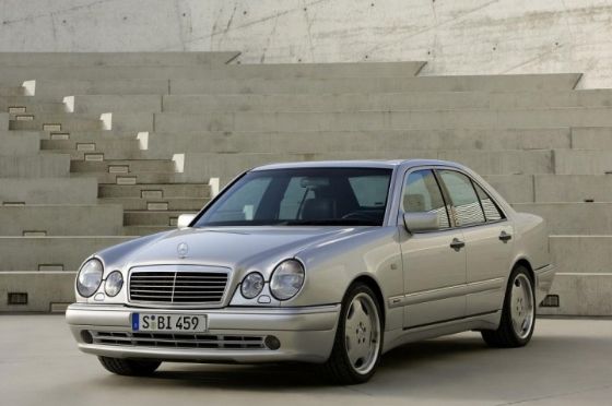 Ulang tahun Mercedes-Benz E-Class (W210) yang ke-25. Kenapa model ini sangat dikenali ramai?