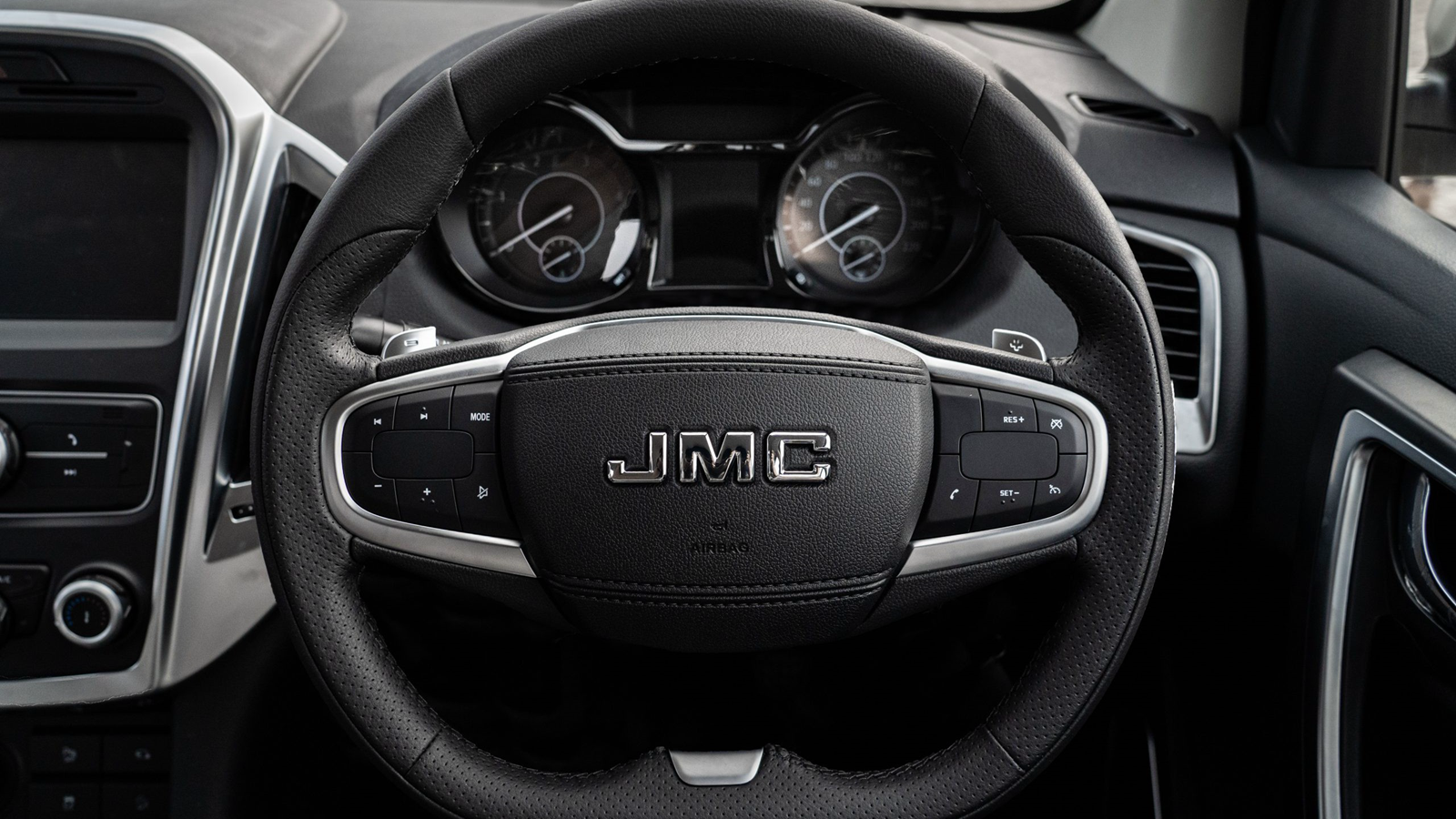 2023 JMC Vigus Pro White Series 2.0L 4WD 8AT Interior 002