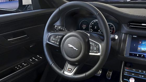 Jaguar XF (2017) Interior 002
