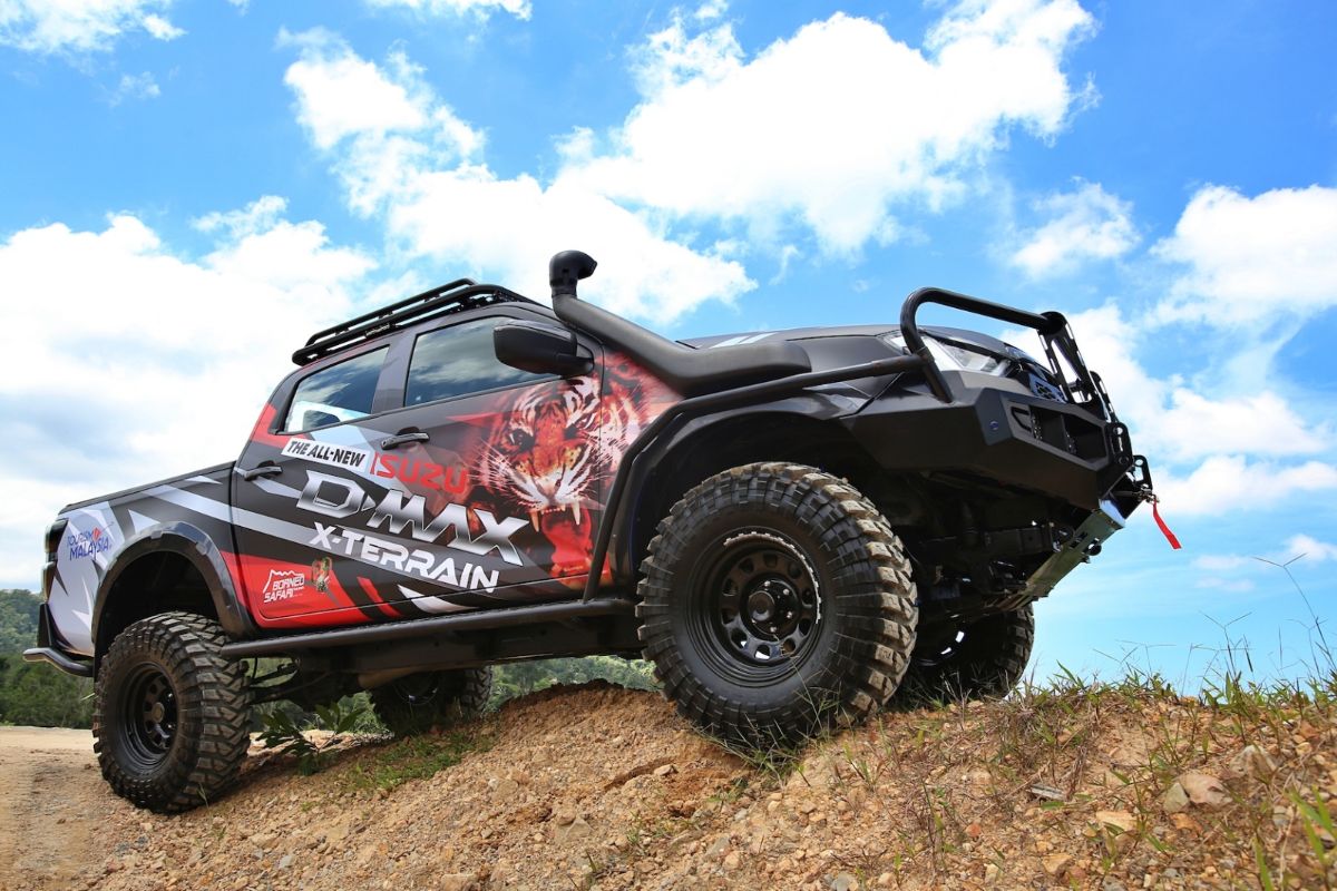 Off the runway and into the wilderness, Isuzu D-Max X-Terrain gets ready to take on Borneo Safari 01