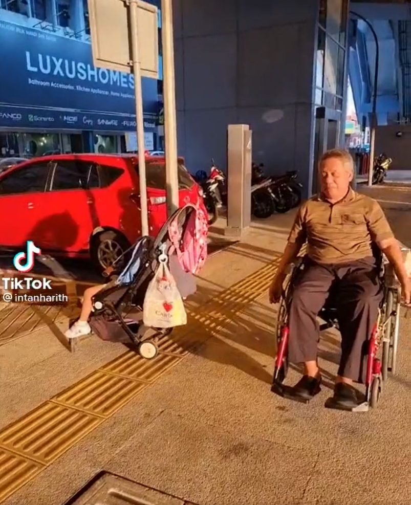 Video: Menyusahkan, Perodua Myvi di MRT ini parkir di laluan OKU, alih tapi tak minta maaf! 02