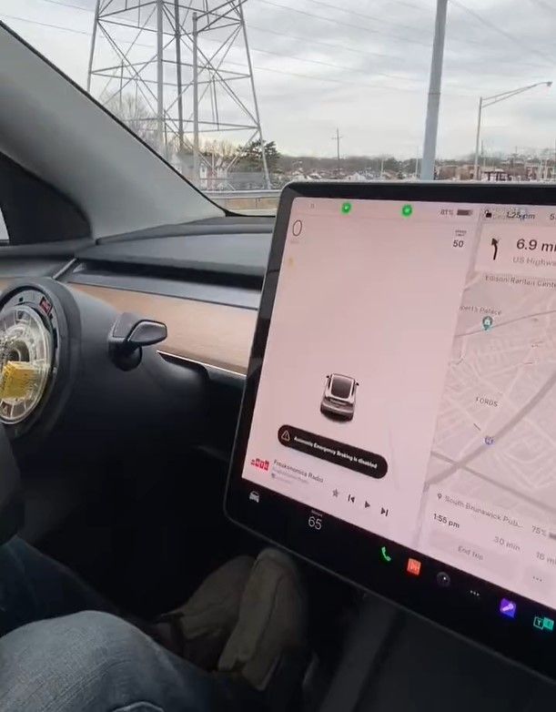 Steering wheel in 1-week-old Tesla Model Y "suddenly fell off while driving"