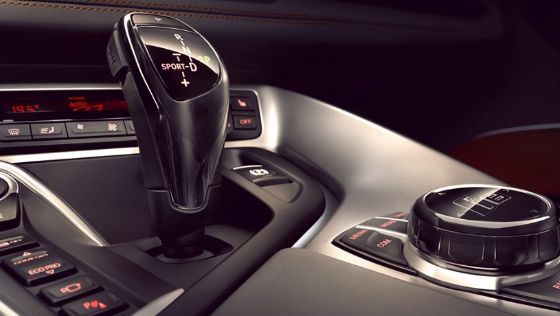 BMW i8 Roadster (2018) Interior 006