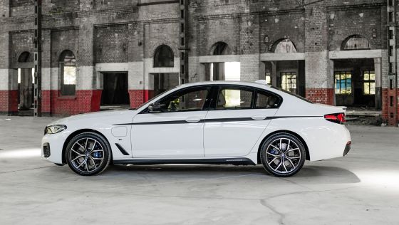 2021 BMW 5 Series 530e M Sport Exterior 008