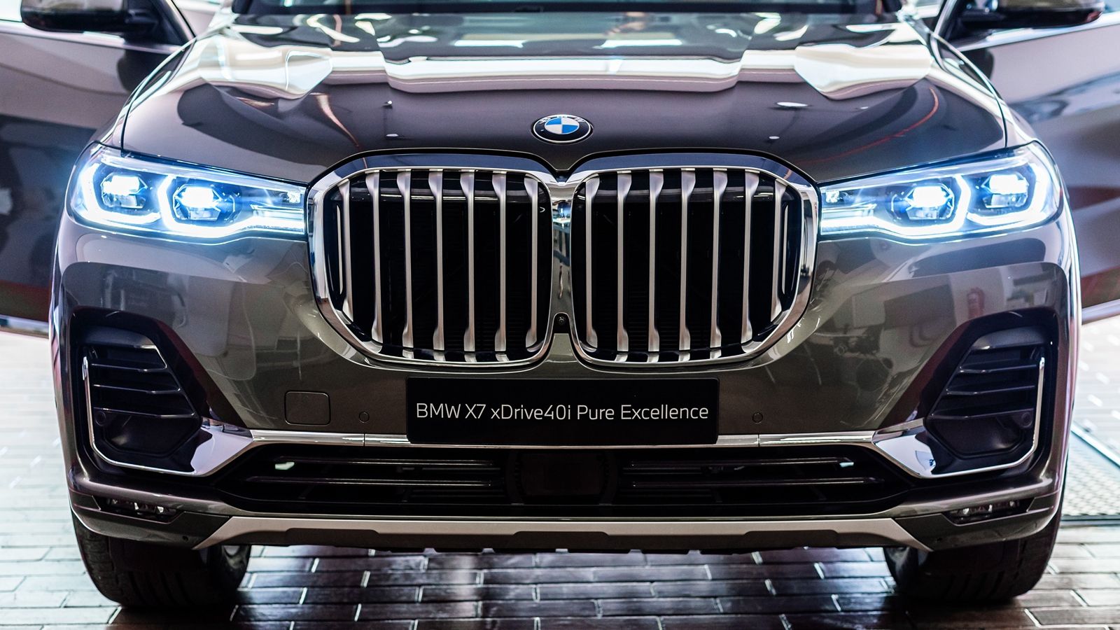 2021 BMW X7 xDrive40i Pure Excellence Exterior 005