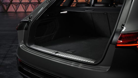 2023 Audi Q8 e-tron Public Interior 009