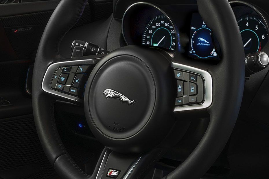 Jaguar XE (2017) Interior 004
