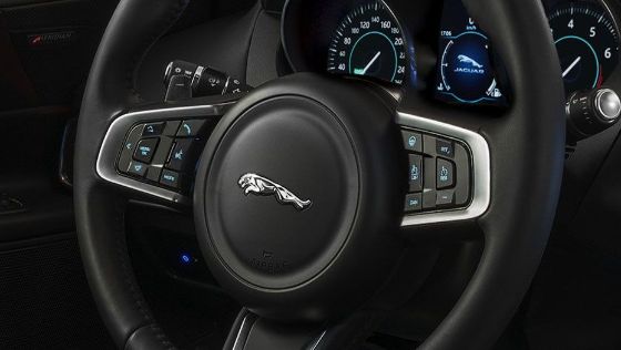 Jaguar XE (2017) Interior 004