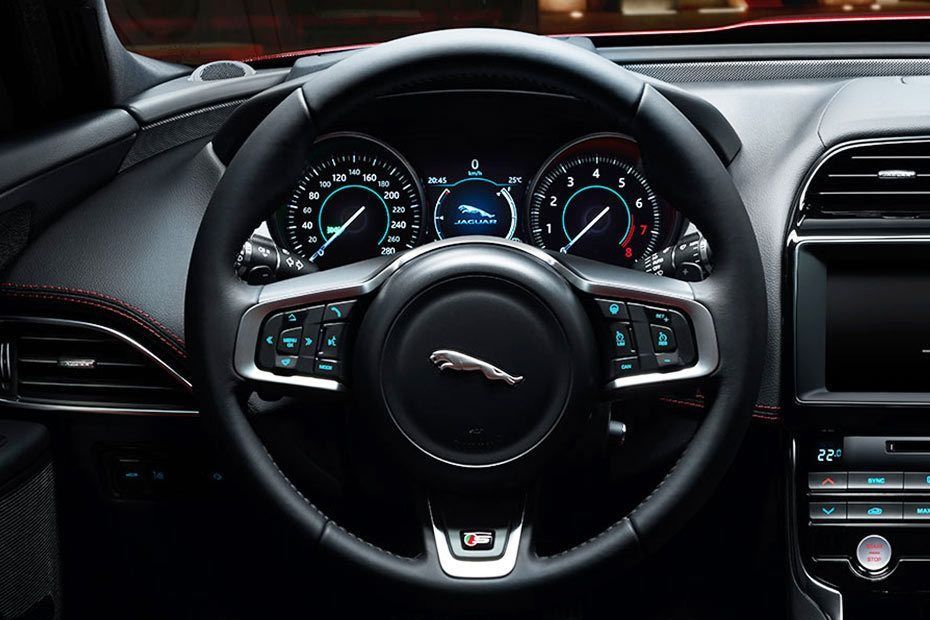 Jaguar XE (2017) Interior 002