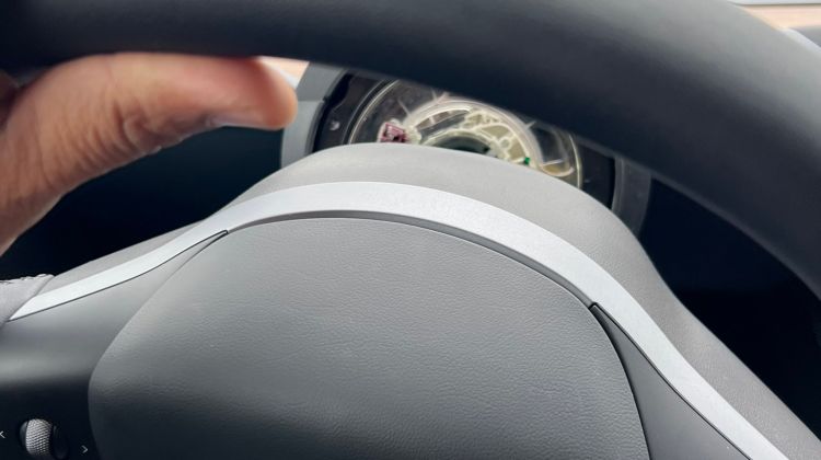 Steering wheel in 1-week-old Tesla Model Y "suddenly fell off while driving"