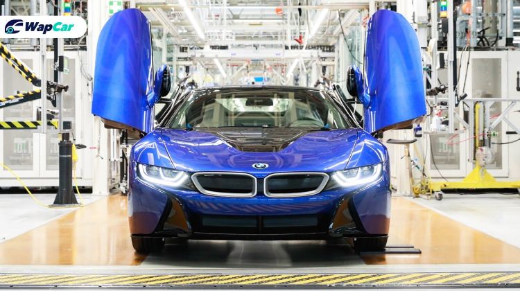 BMW sends off the last BMW i8 in an exclusive Portimao Blue