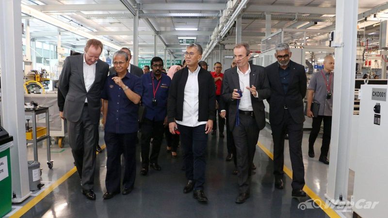 Tengku Zafrul visits Inokom plant, says Malaysia can be hub for ASEAN, to support EVs - and water is still wet 01