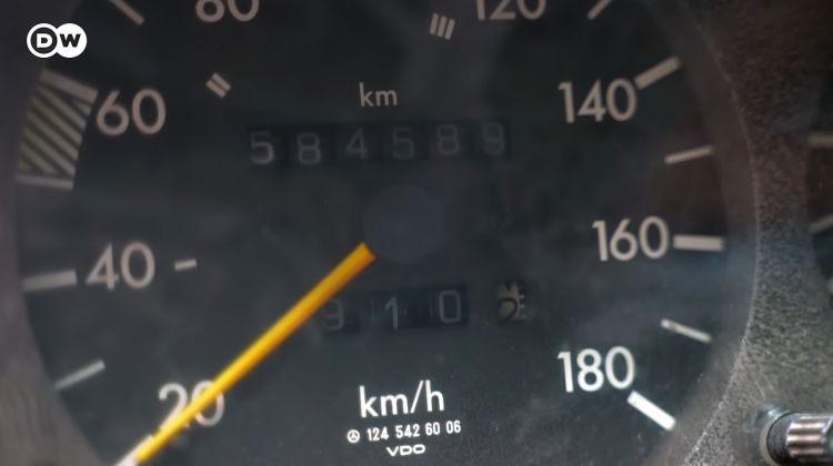 1 million km and counting; this W124 Mercedes-Benz E200 is still on its original engine