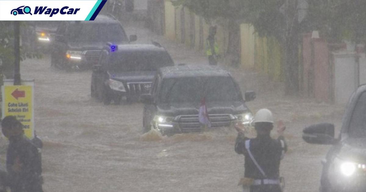 President Jokowi favours a Toyota Land Cruiser to wade through floods 01