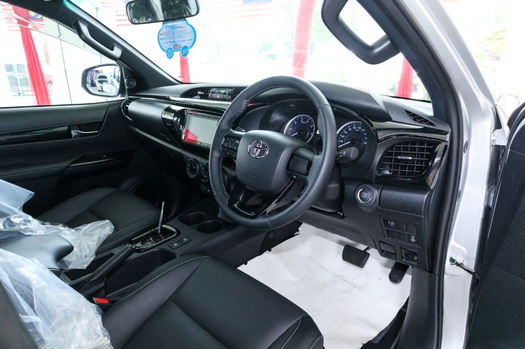 2018 Toyota Hilux Double Cab 2.4 L-Edition AT 4x4 Interior 002
